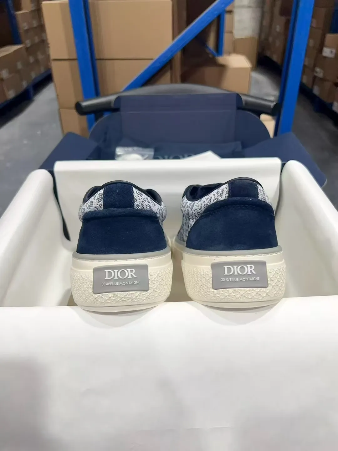 👟👟Ex-factory price 560👟👟 𝐃𝐢𝐨𝐫 𝐱 𝐒𝐭𝐨𝐧𝐞 𝐈𝐬𝐥𝐚𝐧𝐝 𝐁𝟯𝟯 Dior co-branded Stone Island new casual sports shoes Skateboard shoes 111111111 This B33 sneaker comes from the DIOR AND STONE ISLAND limited series. It is a new interpretation of the classic tennis shoe. The fashionable silhouette highlights the heavy texture. The black-dyed cotton has a delicate wash and soft texture, and is finished with the classic Oblique print on the sides, paying homage to the exceptional craftsmanship of the exclusive collaboration. The tongue is embossed with the Dior signature, while cannage panels on the front, DIOR AND STONE ISLAND signature on the back and insole. The rubber outsole features the Dior Oblique pattern, while a contrasting Dior 30 Avenue Montaigne signature on the rear adds style. It can add a modern touch to various casual looks, and can also be matched with other DIOR AND STONE ISLAND items. Exquisite packaging at the delivery counter🛍📦 Customized cowhide material, sheepskin lining, original molded outsole Size: 35-45